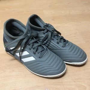Indoor soccer shoes